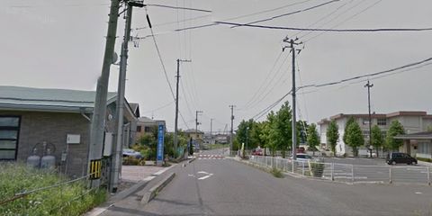 300m�قǒ��i����ƍ��ɒ������u���ȁA�E�ɑ�Γ������ق������Ă��܂��B